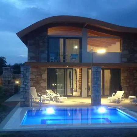 Estrella Villa *