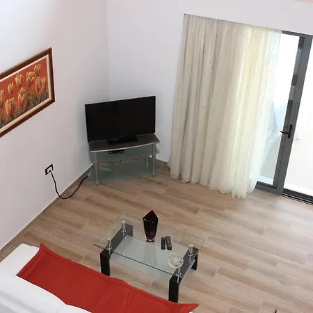 Estrella Villa *